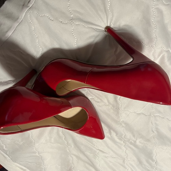 Red pumps - Picture 3 of 3